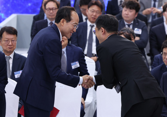 악수하는 추경호·김상욱 시장