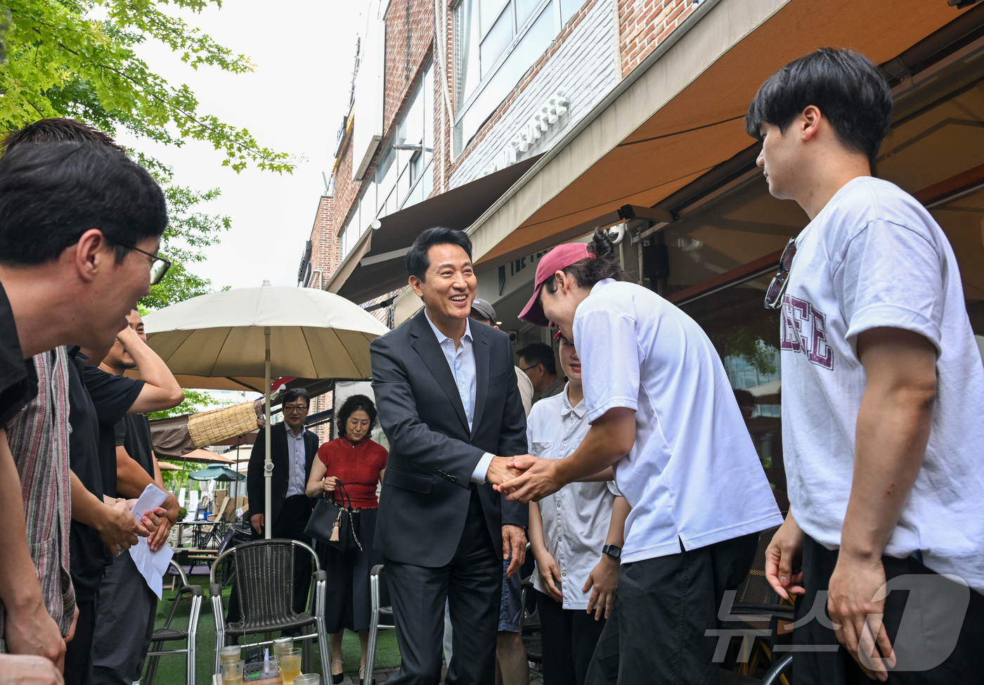 (서울=뉴스1) 이종수 기자 = 민생현장을 방문한 오세훈 서울시장이 3일 오후 서울 강서구 마곡미술길에서 상인들과 인사나누고 있다. (공동취재) 2026.7.3/뉴스1