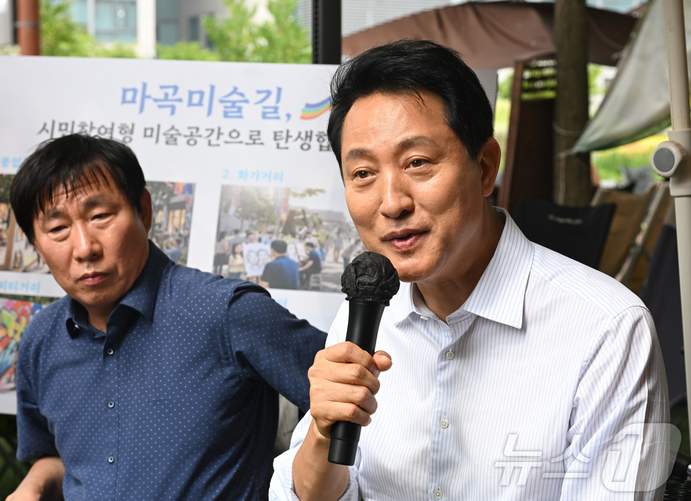 (서울=뉴스1) 이종수 기자 = 민생현장을 방문한 오세훈 서울시장이 3일 오후 서울 강서구 마곡미술길에서 상인들과 간담회를 하고 있다. (공동취재) 2026.7.3/뉴스1