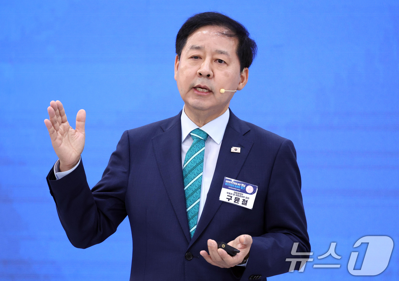 (진주=뉴스1) 허경 기자 = 구윤철 부총리 겸 재정경제부 장관이 3일 경남 진주시에서 열린 영남권 첨단산업 발전비전 국민보고회에서 발표하고 있다. 2026.7.3/뉴스1