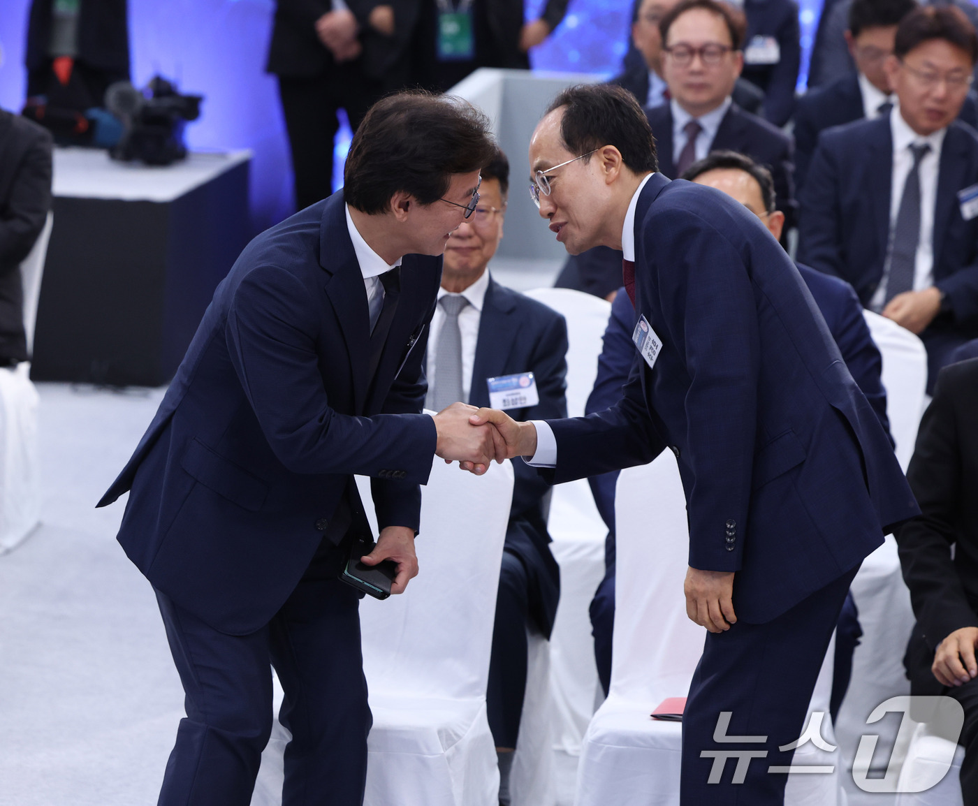(진주=뉴스1) 허경 기자 = 전재수 부산시장과 추경호 대구시장이 3일 경남 진주시에서 열린 영남권 첨단산업 발전비전 국민보고회에서 악수하고 있다. 2026.7.3/뉴스1