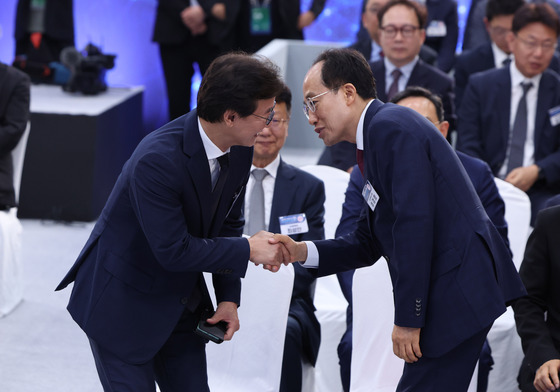 악수하는 전재수 부산시장과 추경호 대구시장
