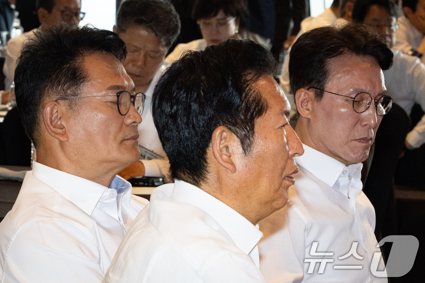 (서울=뉴스1) 유승관 기자 = 정청래 전 더불어민주당 대표와 송영길 전 대표, 김민석 전 총리가 3일 서울 용산구 서울드래곤시티에서 열린 22대 후반기 국회 대비 더불어민주당 국 …