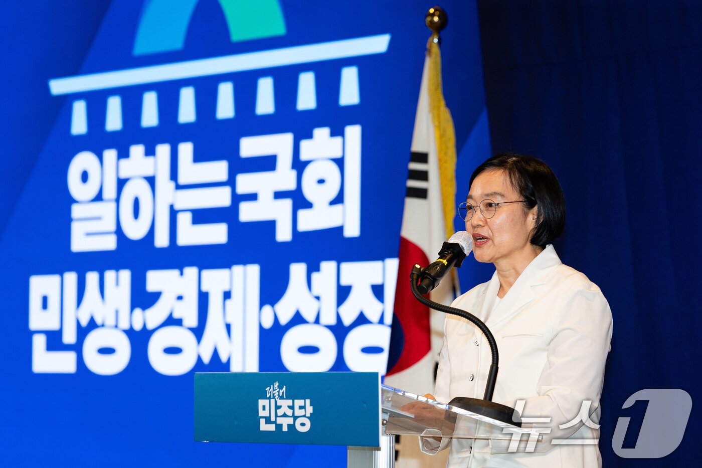 본문 이미지 - 한성숙 국무총리가 3일 서울 용산구 서울드래곤시티에서 열린 22대 후반기 국회 대비 더불어민주당 국회의원 워크숍에서 인사말을 하고 있다. 2026.7.3 ⓒ 뉴스1 유승관 기자