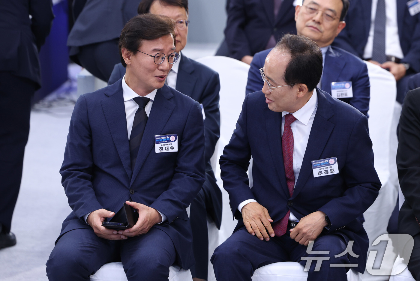 (진주=뉴스1) 허경 기자 = 전재수 부산시장과 추경호 대구시장이 3일 경남 진주시에서 열린 영남권 첨단산업 발전비전 국민보고회에서 대화하고 있다. 2026.7.3/뉴스1