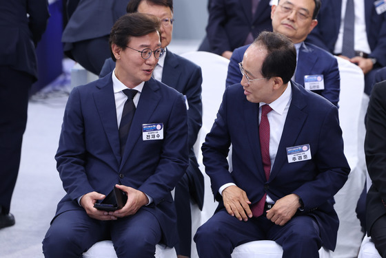 영남권 첨단산업 발전비전 보고회서 만난 전재수·추경호 시장