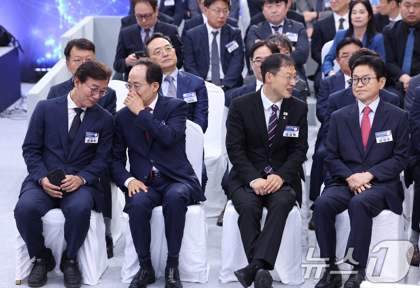 (진주=뉴스1) 허경 기자 = 전재수 부산시장(왼쪽부터), 추경호 대구시장, 김상욱 울산시장, 이철우 경북지사가 3일 경남 진주시에서 열린 영남권 첨단산업 발전비전 국민보고회에 참 …