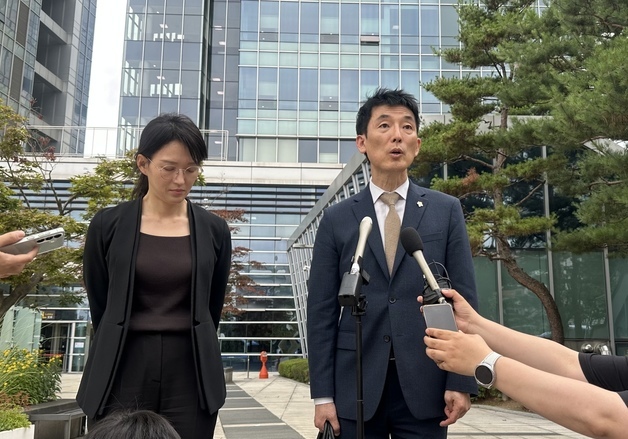 '李 명예훼손' 모스 탄…"출국정지 연장 위법, 즉각 철회"(종합)