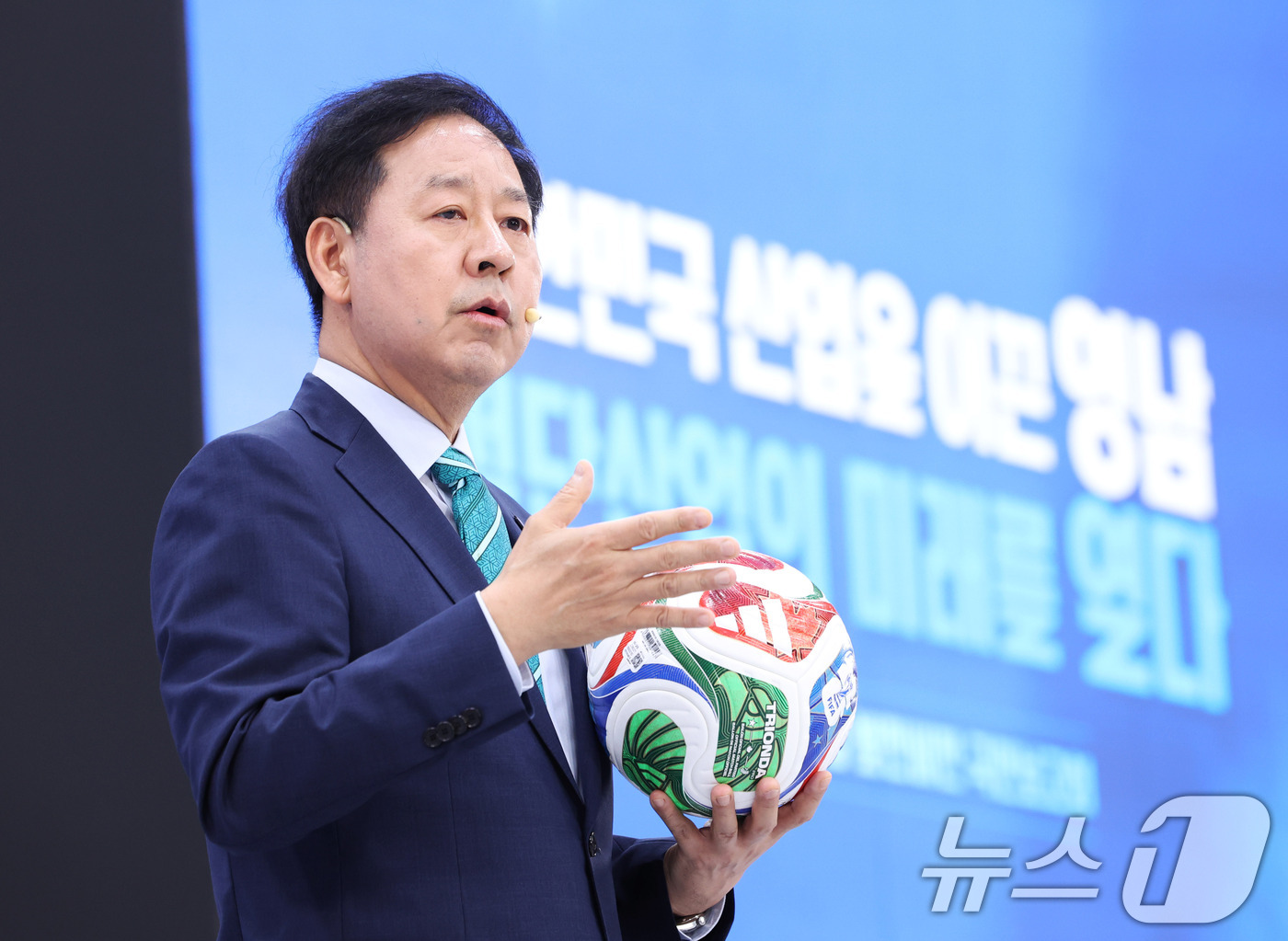 (진주=뉴스1) 허경 기자 = 구윤철 부총리 겸 재정경제부 장관이 3일 경남 진주시에서 열린 영남권 첨단산업 발전비전 국민보고회에서 발표하고 있다. 2026.7.3/뉴스1