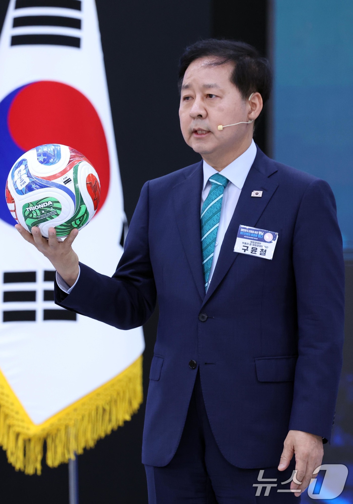 (진주=뉴스1) 허경 기자 = 구윤철 부총리 겸 재정경제부 장관이 3일 경남 진주시에서 열린 영남권 첨단산업 발전비전 국민보고회에서 발표하고 있다. 2026.7.3/뉴스1