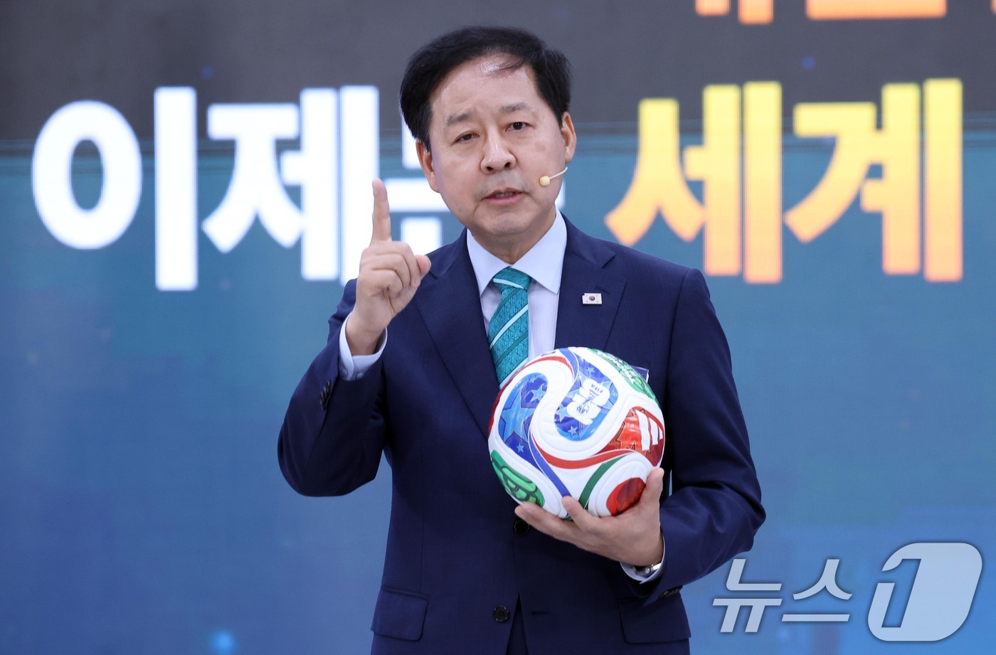 (진주=뉴스1) 허경 기자 = 구윤철 부총리 겸 재정경제부 장관이 3일 경남 진주시에서 열린 영남권 첨단산업 발전비전 국민보고회에서 발표하고 있다. 2026.7.3/뉴스1