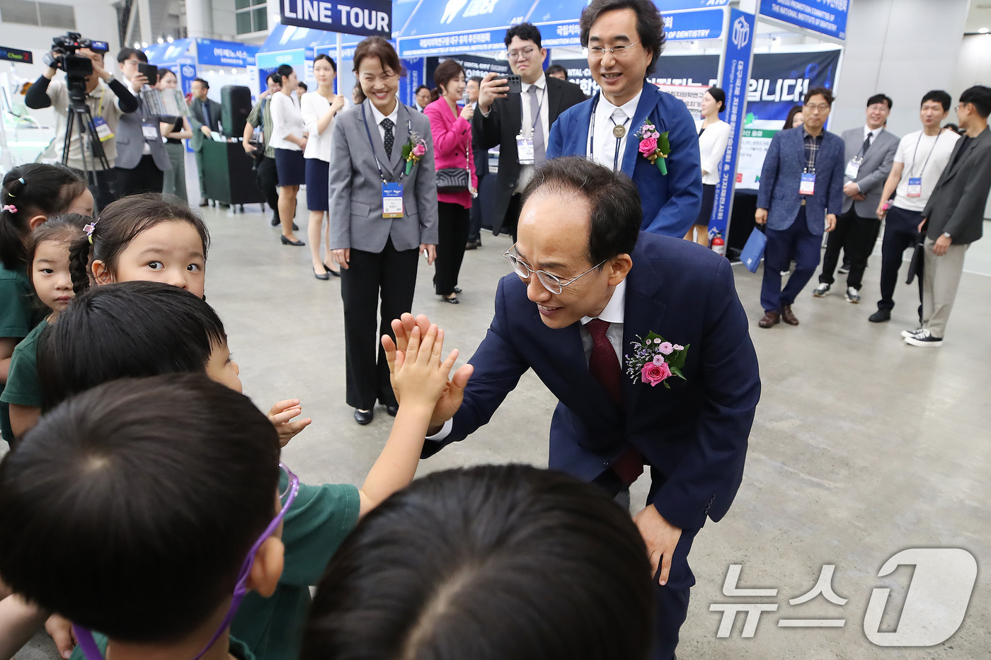 (대구=뉴스1) 공정식 기자 = 추경호 대구시장이 3일 대구 북구 엑스코(EXCO)에서 개막한 '2026 메디엑스포 코리아' 현장에서 구강보건교육관을 찾은 어린이들과 인사 나누고 …