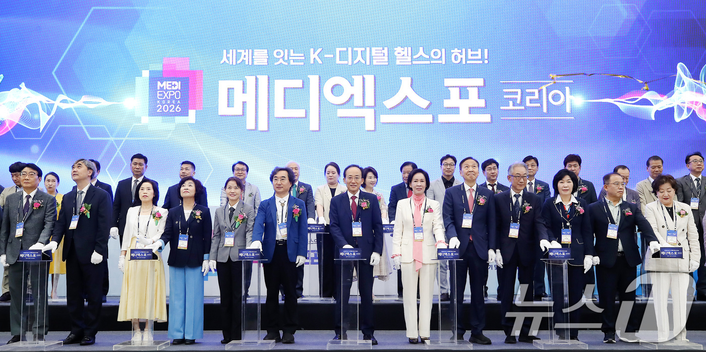 (대구=뉴스1) 공정식 기자 = 3일 대구 북구 엑스코(EXCO)에서 열린 '2026 메디엑스포 코리아' 개막식에서 내빈들이 개막 축하 버튼을 누르고 있다.  2026.7.3/뉴스 …