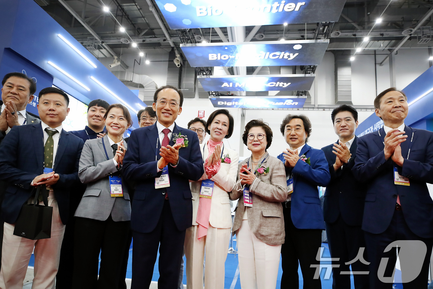 (대구=뉴스1) 공정식 기자 = 추경호 대구시장(왼쪽 세번째)이 3일 대구 북구 엑스코(EXCO)에서 개막한 '2026 메디엑스포 코리아' AI바이오·메디시티대구협의 부스를 찾아 …