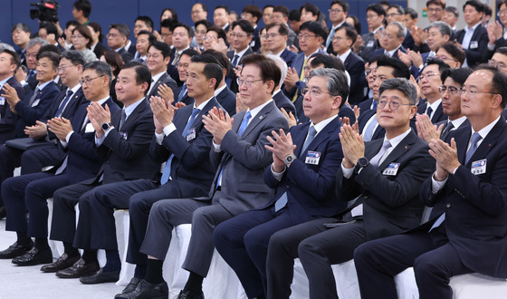 영남에 312조+α…李대통령 "국내 넘어 세계 제조업 1위로"(종합)