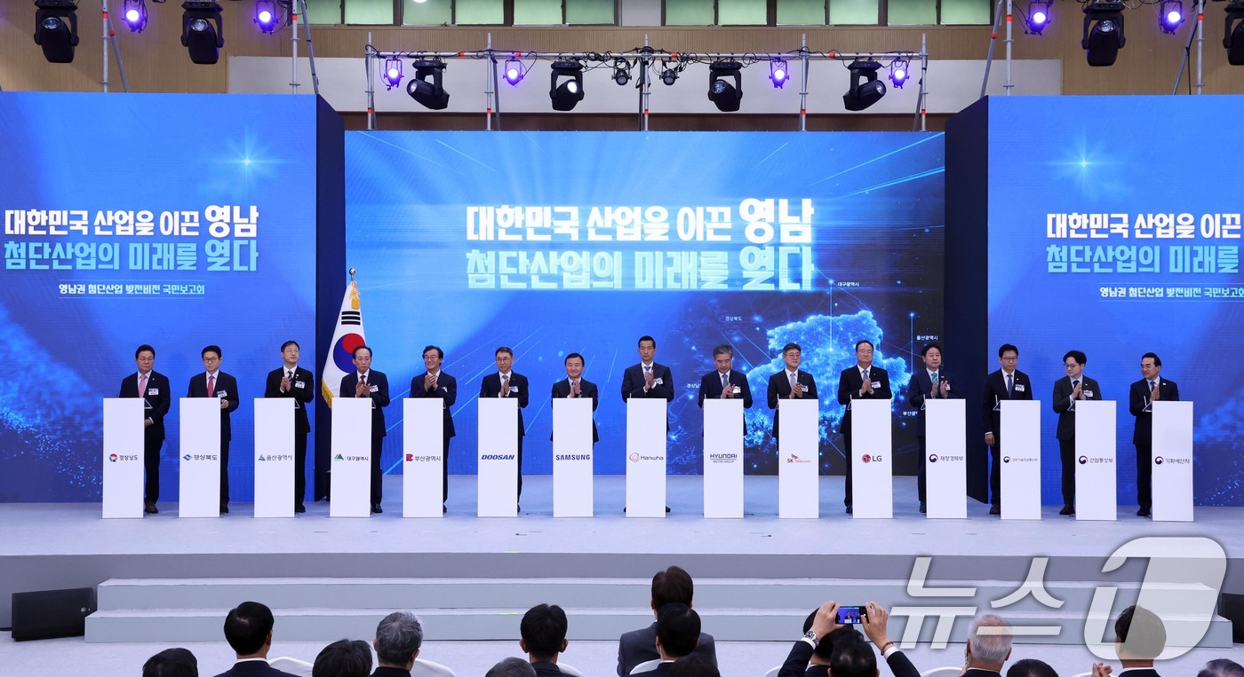 (진주=뉴스1) 허경 기자 = 이재명 대통령이 3일 경남 진주시에서 열린 영남권 첨단산업 육성을 위한 투자양해각서 체결식에서 참석자들과 박수를 치고 있다. 2026.7.3/뉴스1