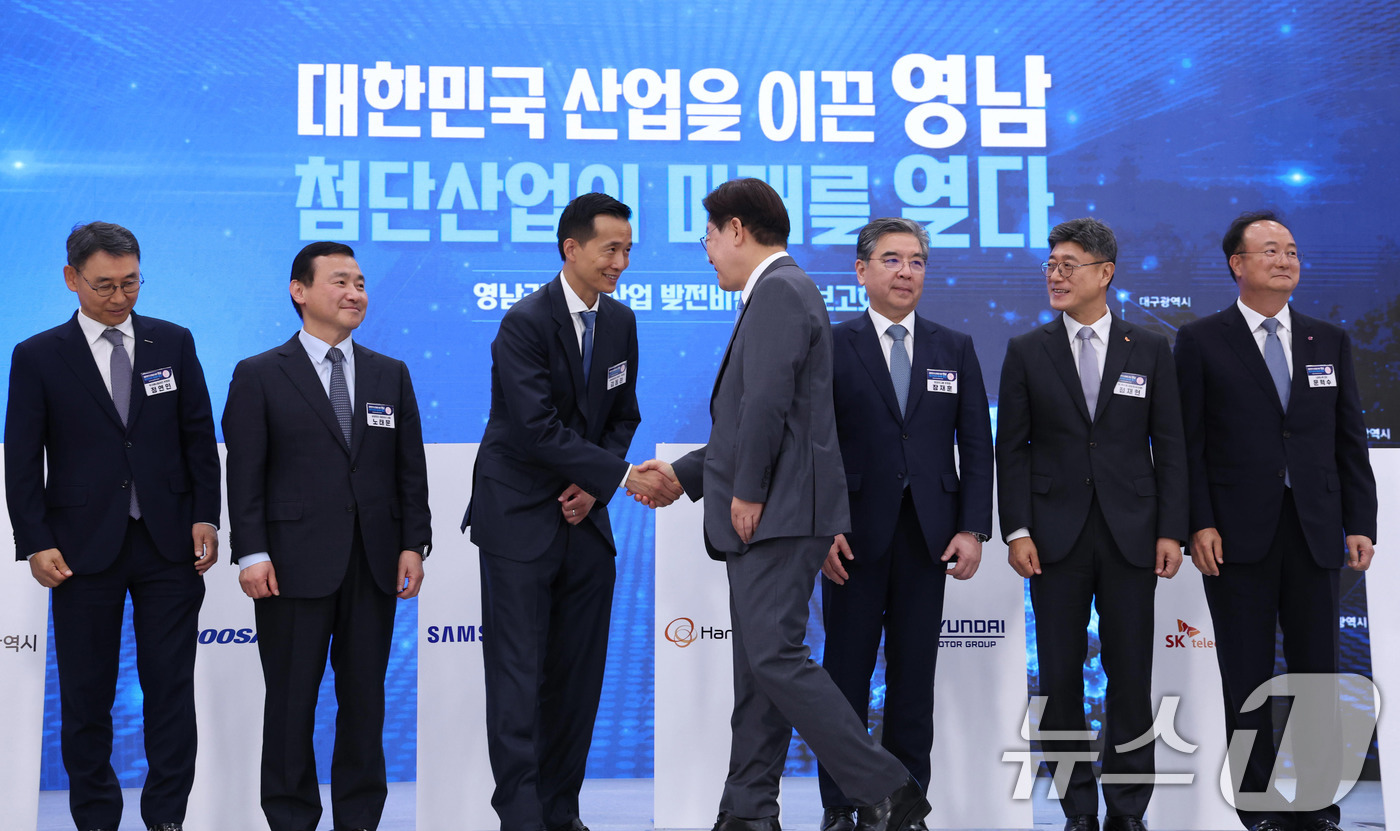 (진주=뉴스1) 허경 기자 = 이재명 대통령이 3일 경남 진주시에서 열린 영남권 첨단산업 육성을 위한 투자양해각서 체결식에서 김동관 한화그룹 부회장과 악수하고 있다. 2026.7. …