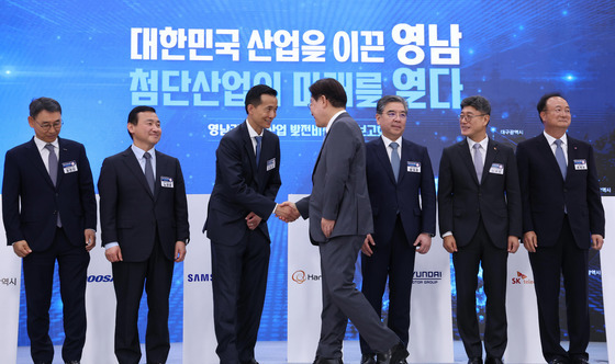 김동관 한화그룹 부회장과 악수하는 이재명 대통령