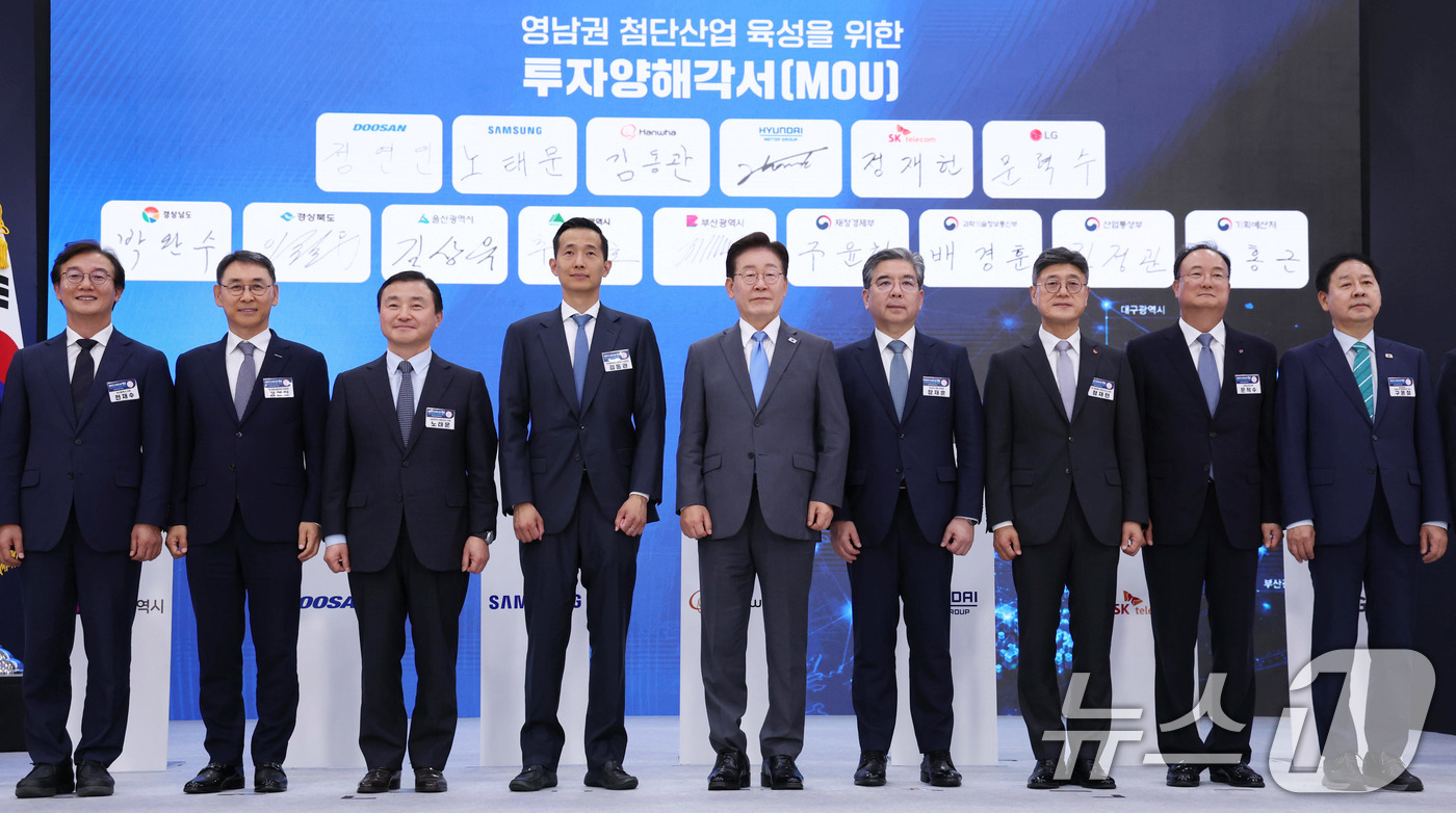 (진주=뉴스1) 허경 기자 = 이재명 대통령이 3일 경남 진주시에서 열린 영남권 첨단산업 육성을 위한 투자양해각서 체결식에서 참석자들과 기념촬영을 하고 있다. 2026.7.3/뉴스 …
