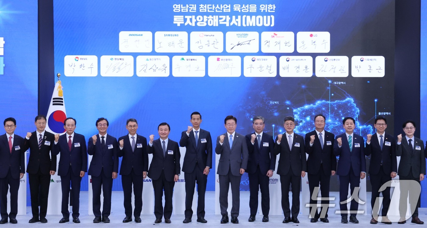 (진주=뉴스1) 허경 기자 = 이재명 대통령이 3일 경남 진주시에서 열린 영남권 첨단산업 육성을 위한 투자양해각서 체결식에서 참석자들과 기념촬영을 하고 있다. 2026.7.3/뉴스 …
