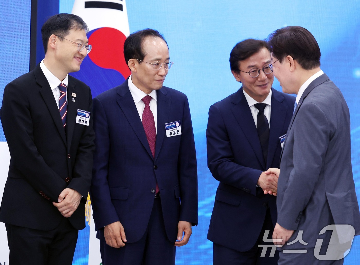 (진주=뉴스1) 허경 기자 = 이재명 대통령이 3일 경남 진주시에서 열린 영남권 첨단산업 발전비전 국민보고회에서 김상욱 울산시장(왼쪽부터), 추경호 대구시장, 전재수 부산시장과 인 …