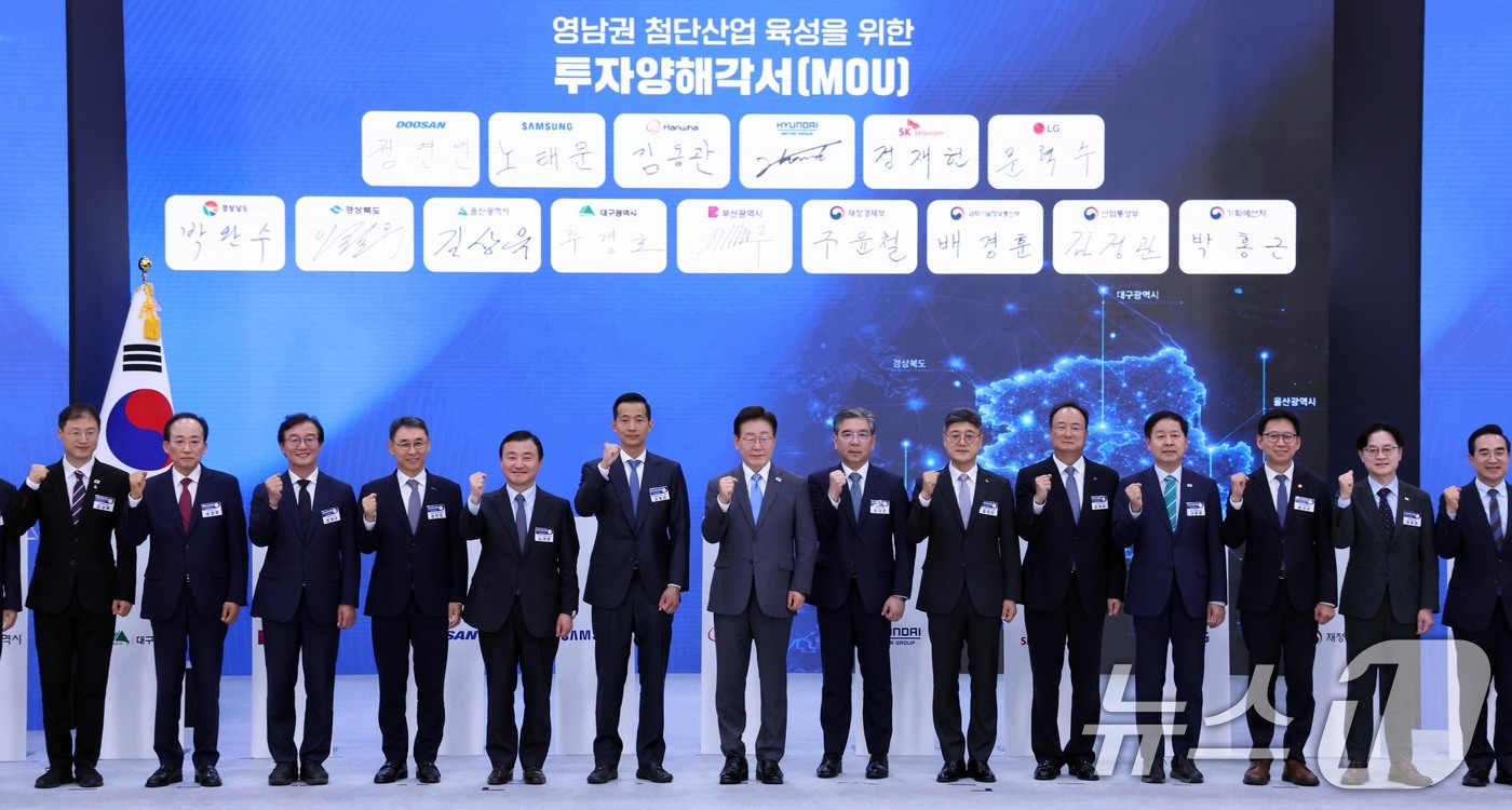 (진주=뉴스1) 허경 기자 = 이재명 대통령이 3일 경남 진주시에서 열린 영남권 첨단산업 육성을 위한 투자양해각서 체결식에서 참석자들과 기념촬영을 하고 있다. 2026.7.3/뉴스 …