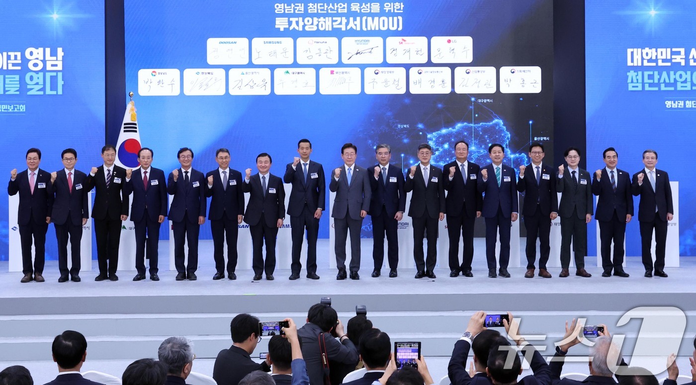 (진주=뉴스1) 허경 기자 = 이재명 대통령이 3일 경남 진주시에서 열린 영남권 첨단산업 육성을 위한 투자양해각서 체결식에서 참석자들과 기념촬영을 하고 있다. 2026.7.3/뉴스 …