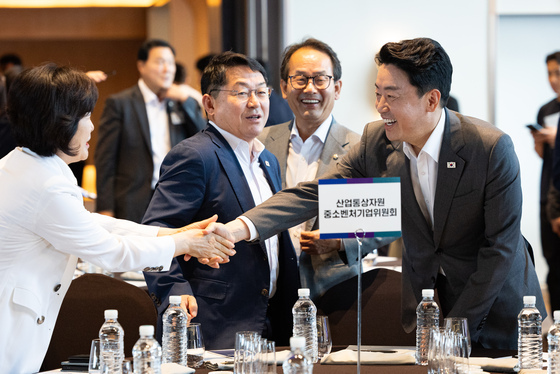의원들과 인사 나누는 강훈식 대통령비서실장