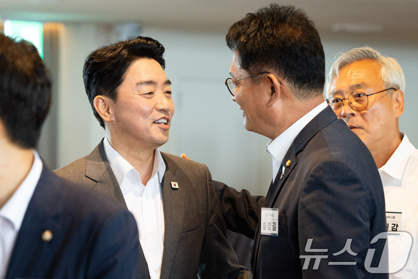 (서울=뉴스1) 유승관 기자 = 강훈식 대통령비서실장과 송영길 전 대표가 3일 서울 용산구 서울드래곤시티에서 열린 22대 후반기 국회 대비 더불어민주당 국회의원 워크숍에서 인사하고 …