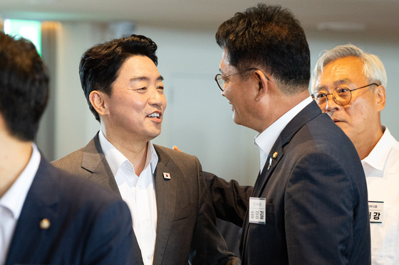 강훈식 대통령비서실장과 인사 나누는 송영길 전 대표