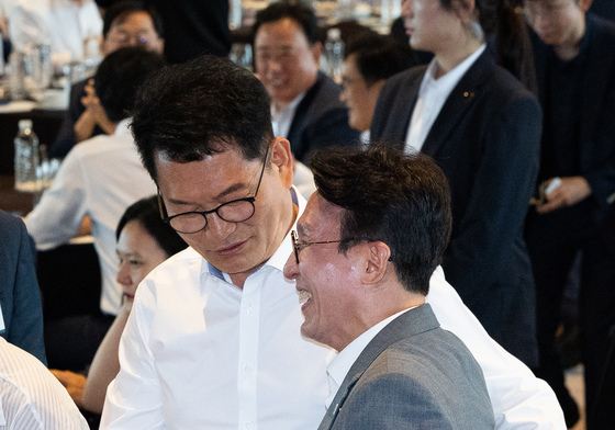 인사 나누는 송영길 전 대표와 김민석 전 총리