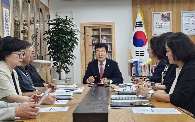 윤건영 충북교육감 "교육부 독서정책 연계 '언제나 책봄' 극대화"