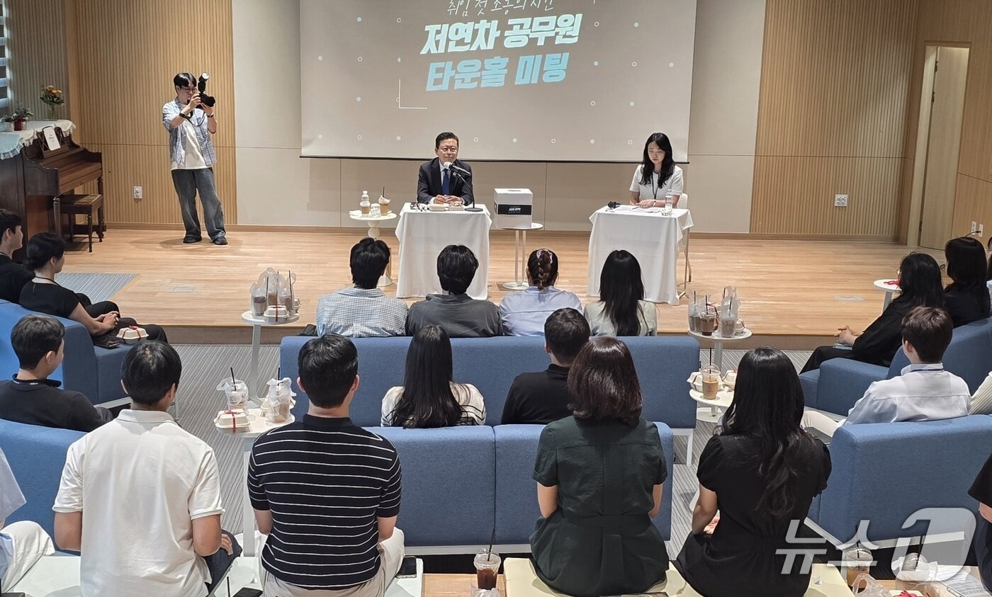 본문 이미지 - 저연차 공무원과 대화하는 장기수 천안시장./뉴스1