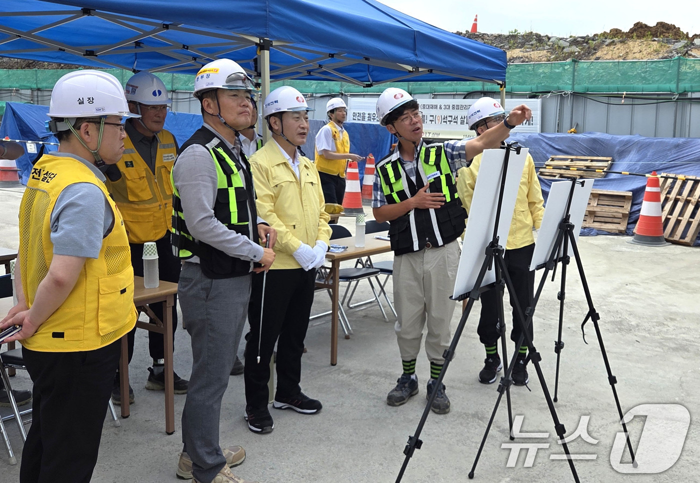 (서울=뉴스1) = 이호현 기후에너지환경부 2차관이 3일 오후 경남 함안군 154kV 송전탑 공사현장을 찾아 장마철 대비 안전관리 현황을 점검하고 있다. (기후에너지환경부 제공. …