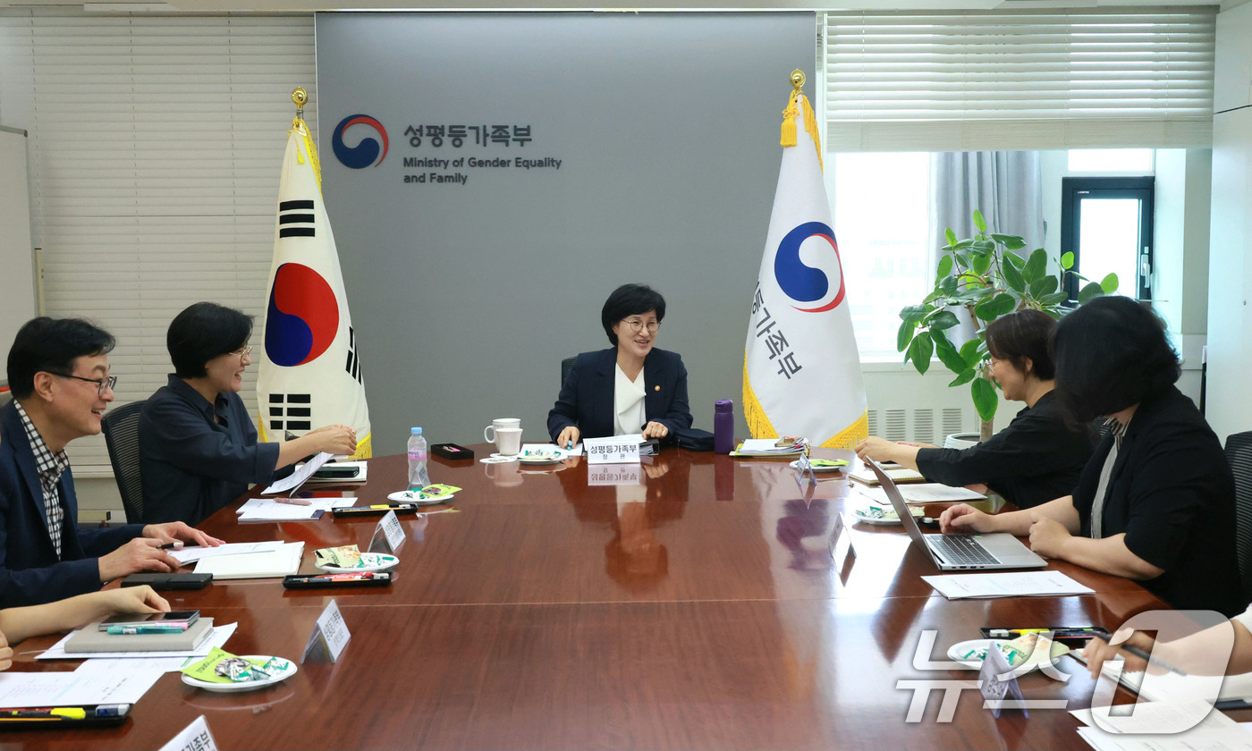 (서울=뉴스1) = 원민경 성평등가족부 장관이 3일 오후 정부서울청사에서 열린 '친밀관계폭력 피해자 사망사건 사례분석 연구' 전문가 회의에서 친밀관계폭력 사망검토제 추진체계와 법제 …