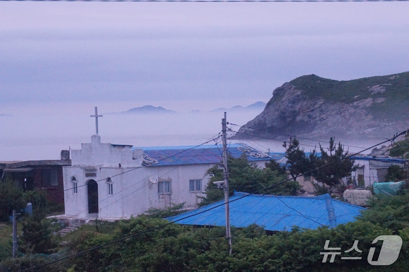 본문 이미지 - 맹골도 교회. 건너편으로 안개에 쌓인 서거차도의 산봉우리가 보인다. 2026.7.3 뉴스1 ⓒ News1 조영석 기자 