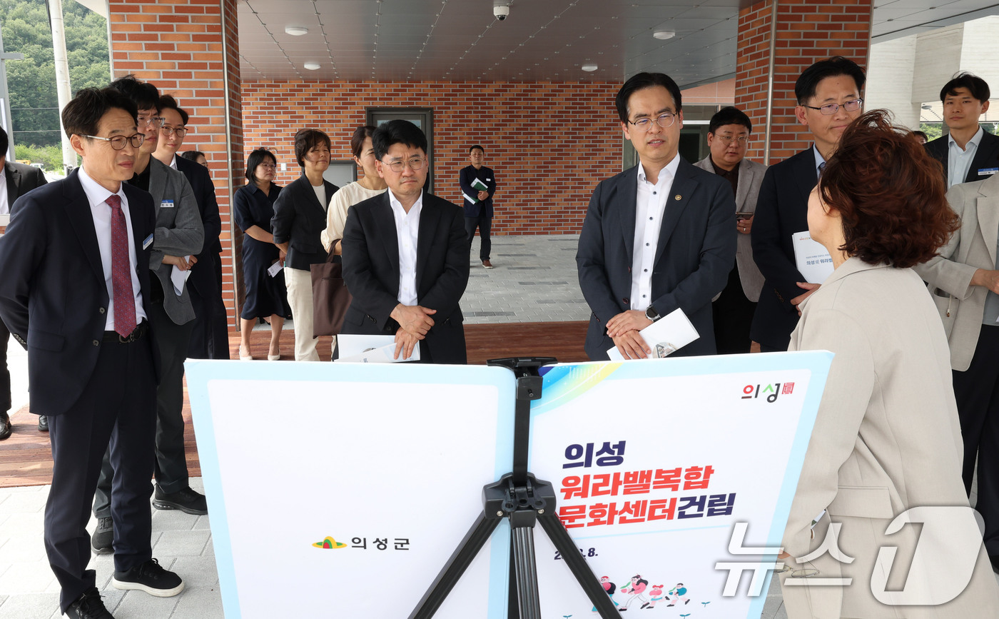 (서울=뉴스1) = 김민재 행정안전부 차관이 3일 오후 경북 의성군 의성바이오밸리 일반산업단지를 방문해 지방소멸대응기금 사업 현장을 둘러보고 사업 추진 현황을 점검하고 있다. (행 …