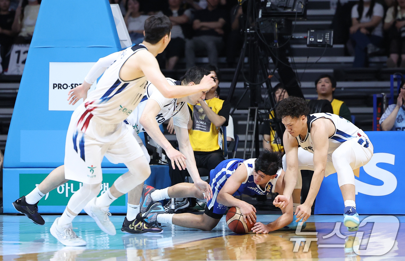 (고양=뉴스1) 김성진 기자 = 대한민국 농구 대표팀 장재석과 에디 다니엘이 3일 경기도 고양시 고양소노아레나에서 열린 2027 FIBA 월드컵 아시아 예선 1라운드 B조 윈도우3 …