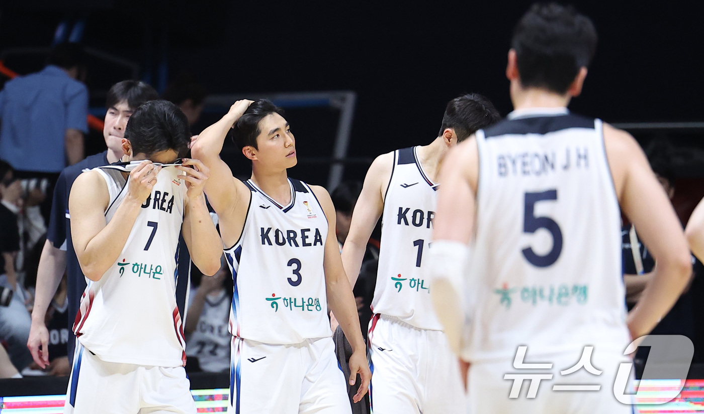 (고양=뉴스1) 김성진 기자 = 대한민국 농구 대표팀 선수들이 3일 경기도 고양시 고양소노아레나에서 열린 2027 FIBA 월드컵 아시아 예선 1라운드 B조 윈도우3 대한민국과 대 …