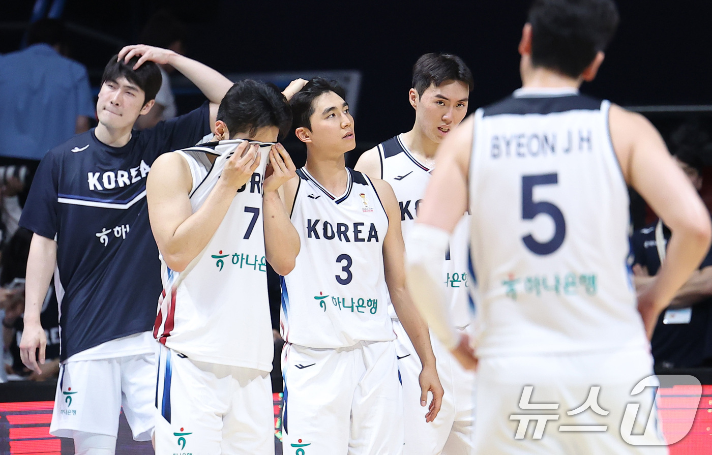 (고양=뉴스1) 김성진 기자 = 대한민국 농구 대표팀 선수들이 3일 경기도 고양시 고양소노아레나에서 열린 2027 FIBA 월드컵 아시아 예선 1라운드 B조 윈도우3 대한민국과 대 …