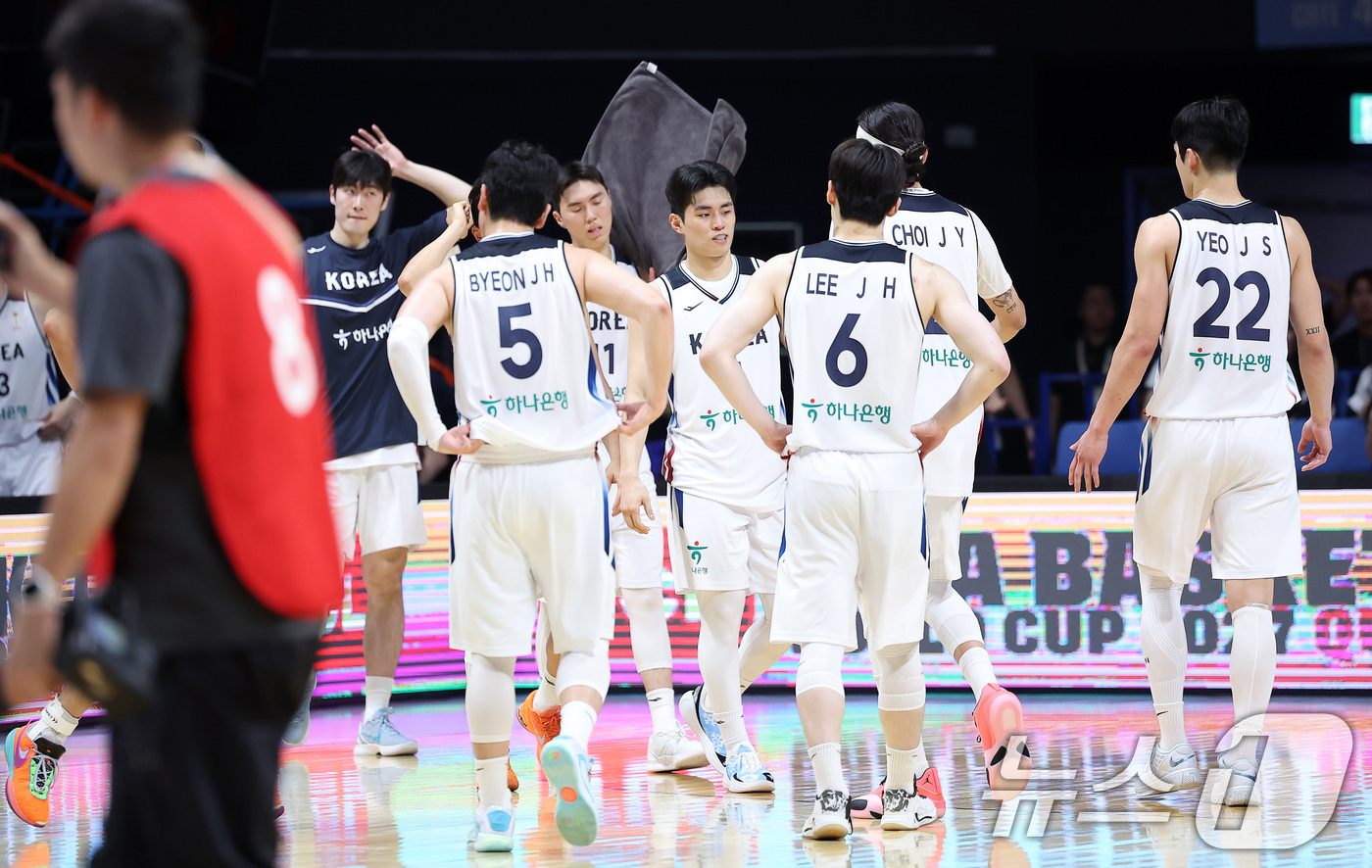(고양=뉴스1) 김성진 기자 = 대한민국 농구 대표팀 선수들이 3일 경기도 고양시 고양소노아레나에서 열린 2027 FIBA 월드컵 아시아 예선 1라운드 B조 윈도우3 대한민국과 대 …