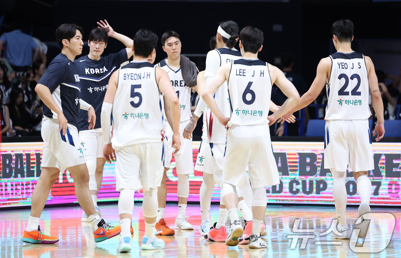(고양=뉴스1) 김성진 기자 = 대한민국 농구 대표팀 선수들이 3일 경기도 고양시 고양소노아레나에서 열린 2027 FIBA 월드컵 아시아 예선 1라운드 B조 윈도우3 대한민국과 대 …