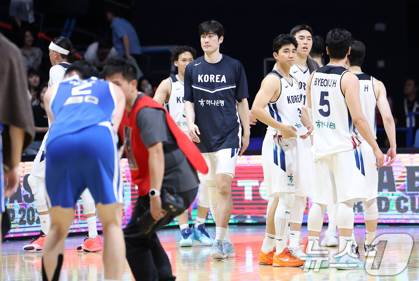 (고양=뉴스1) 김성진 기자 = 대한민국 농구 대표팀 선수들이 3일 경기도 고양시 고양소노아레나에서 열린 2027 FIBA 월드컵 아시아 예선 1라운드 B조 윈도우3 대한민국과 대 …