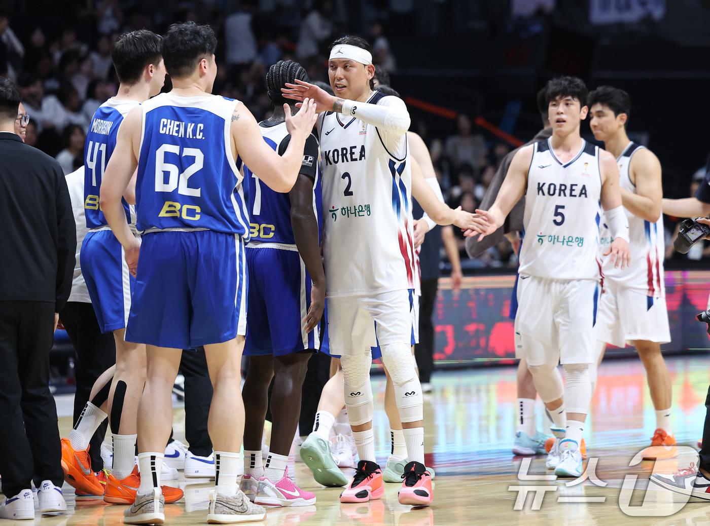 (고양=뉴스1) 김성진 기자 = 대한민국 농구 대표팀 선수들이 3일 경기도 고양시 고양소노아레나에서 열린 2027 FIBA 월드컵 아시아 예선 1라운드 B조 윈도우3 대한민국과 대 …
