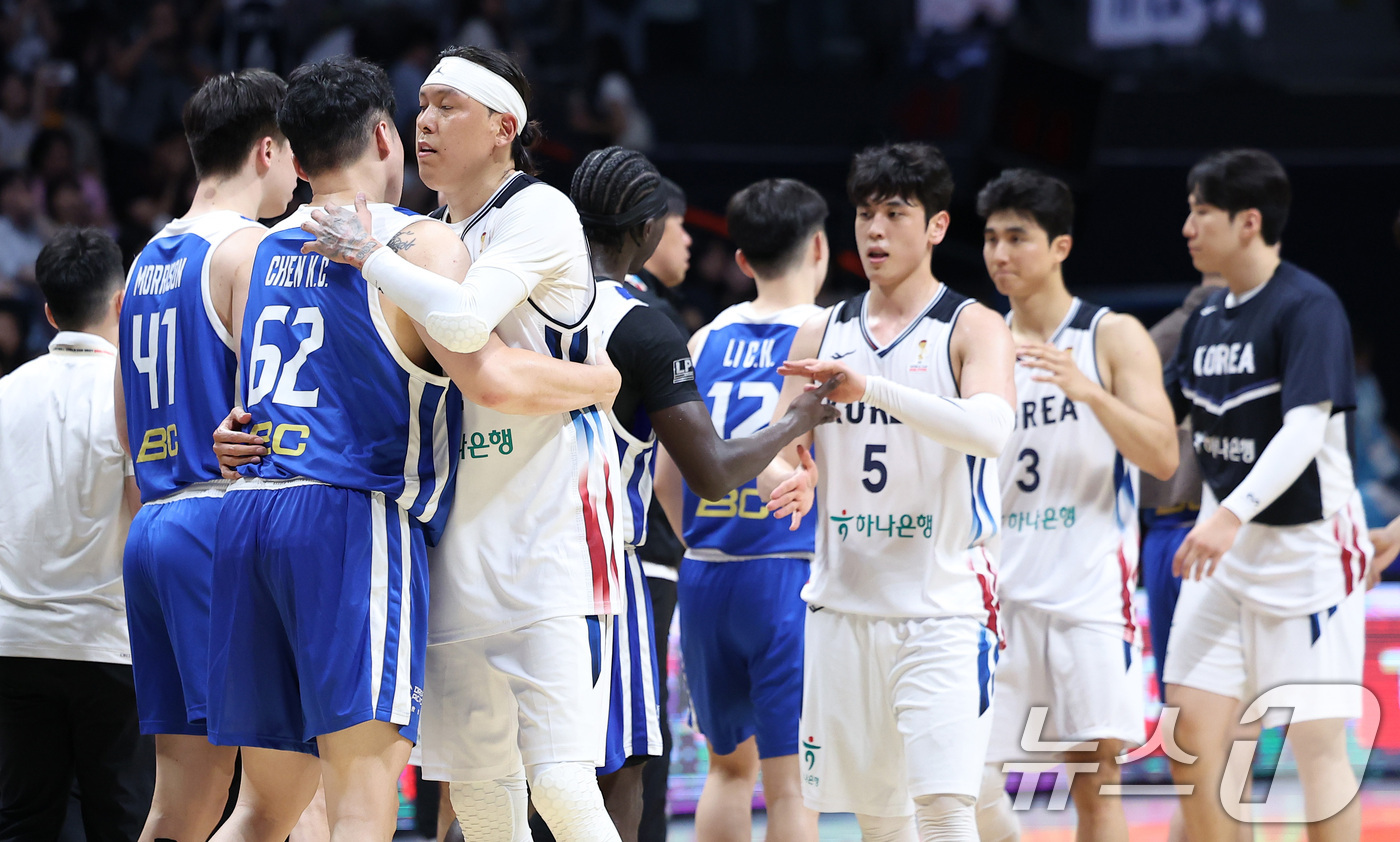 (고양=뉴스1) 김성진 기자 = 대한민국 농구 대표팀 선수들이 3일 경기도 고양시 고양소노아레나에서 열린 2027 FIBA 월드컵 아시아 예선 1라운드 B조 윈도우3 대한민국과 대 …