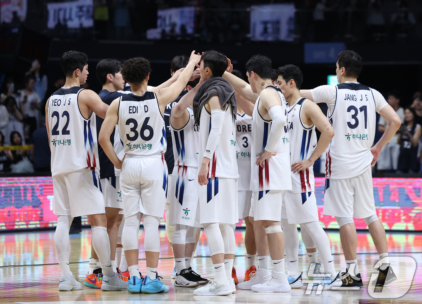 (고양=뉴스1) 김성진 기자 = 대한민국 농구 대표팀 선수들이 3일 경기도 고양시 고양소노아레나에서 열린 2027 FIBA 월드컵 아시아 예선 1라운드 B조 윈도우3 대한민국과 대 …