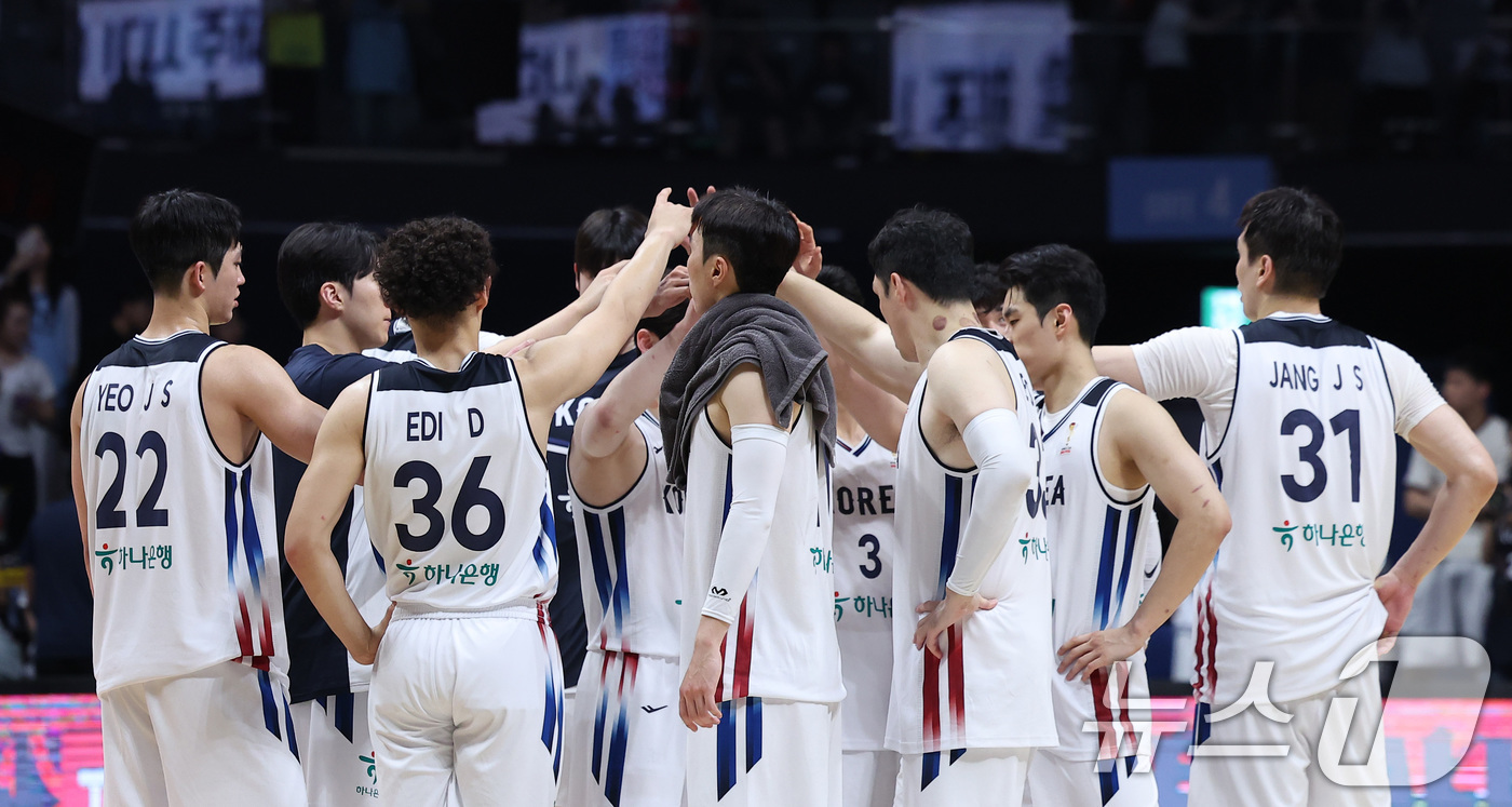 (고양=뉴스1) 김성진 기자 = 대한민국 농구 대표팀 선수들이 3일 경기도 고양시 고양소노아레나에서 열린 2027 FIBA 월드컵 아시아 예선 1라운드 B조 윈도우3 대한민국과 대 …