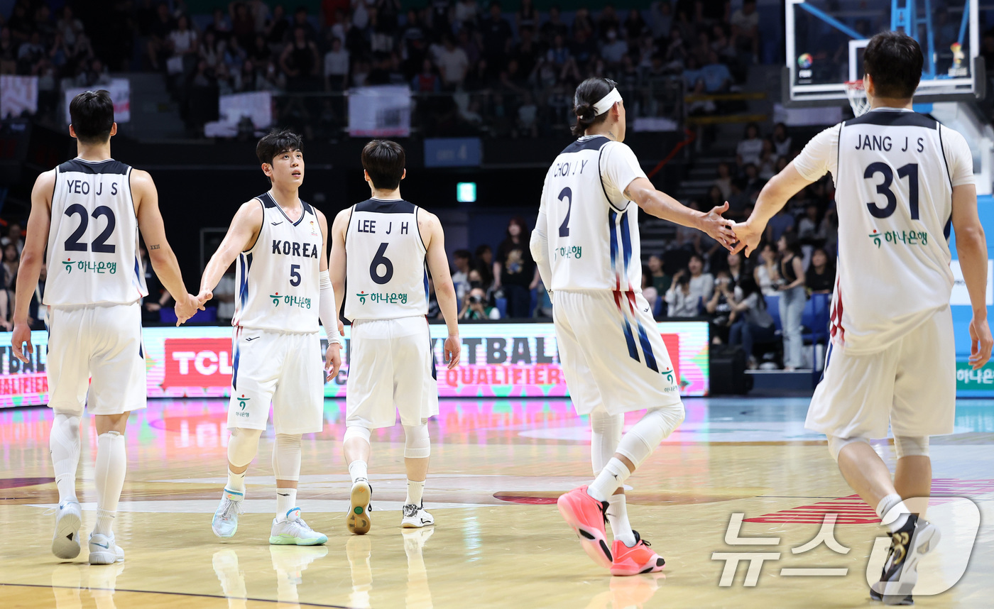 (고양=뉴스1) 김성진 기자 = 대한민국 농구 대표팀 선수들이 3일 경기도 고양시 고양소노아레나에서 열린 2027 FIBA 월드컵 아시아 예선 1라운드 B조 윈도우3 대한민국과 대 …