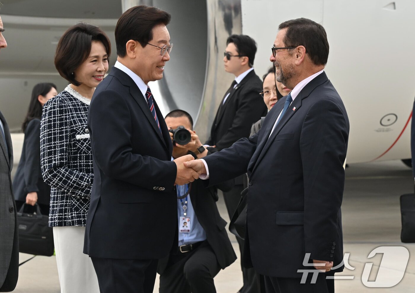 본문 이미지 - 이재명 대통령이 29일(현지시간) 칠레 산티아고 아르투로 메리노 베니테스 공항에 도착해 환영객들과 인사하고 있다. 2026.7.30 ⓒ 뉴스1 허경 기자