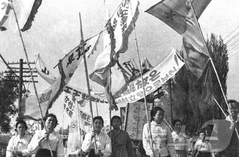 (평양 노동신문=뉴스1) = 북한 노동당 기관지 노동신문은 30일 남녀평등권법령 발포 80주년을 맞아 '새 조국 건설' 시기 여성들의 활동상을 조명했다. 신문은 "건국사상총동원운동 …